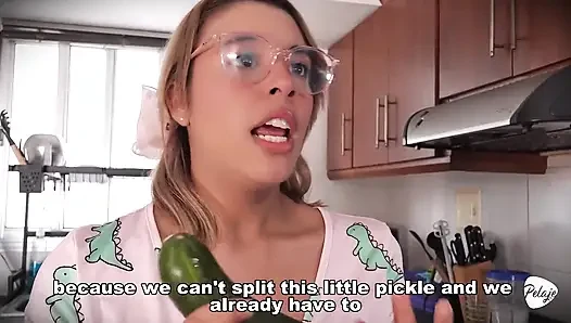 Pembantu nakal ini lagi asik ngentot sayuran sampai matanya menganga lebar Dia muncrat di dapur.