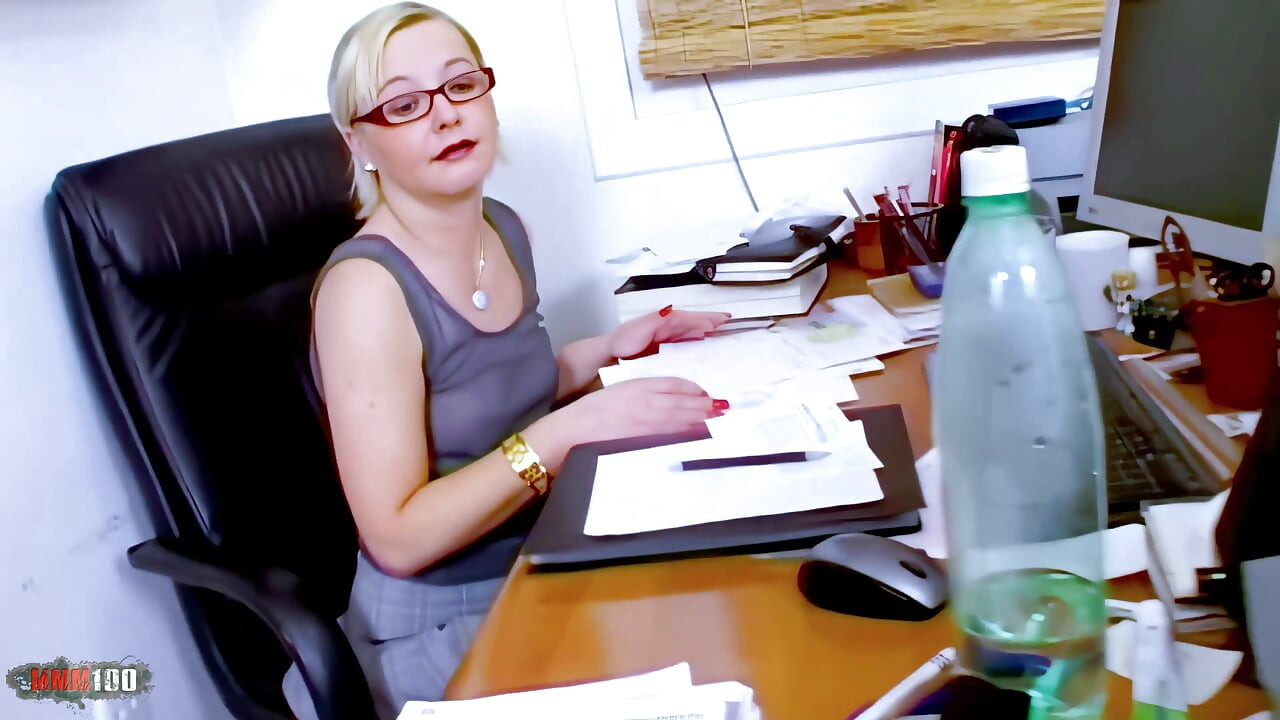 Analfick im Büro mit der kleinen blonden Maeva Blue