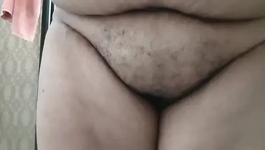 Tombul orta yaşlı seksi üvey anne duşta çıplak