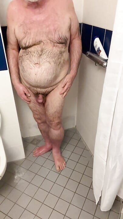 Shower Time for Coach Karl 6765