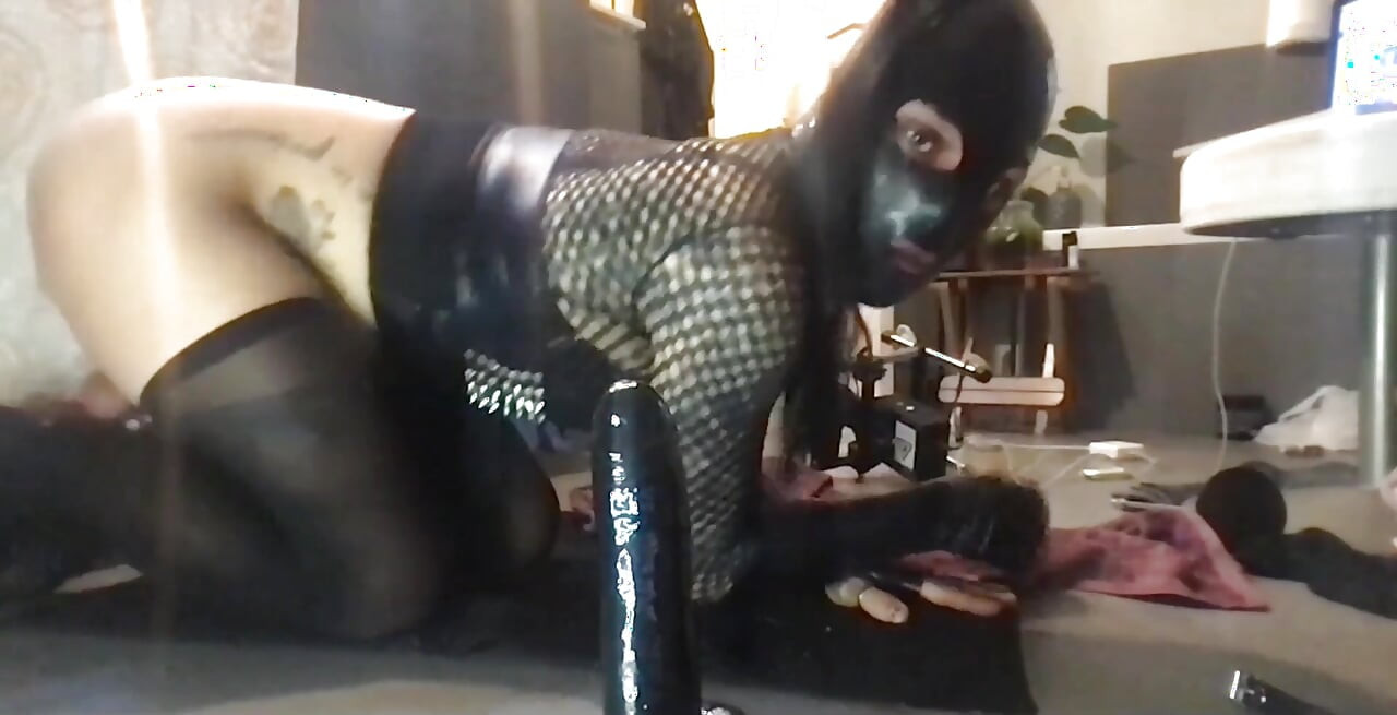Latex femboy đeo mặt nạ cảm thấy hrny như một con đĩ thực sự