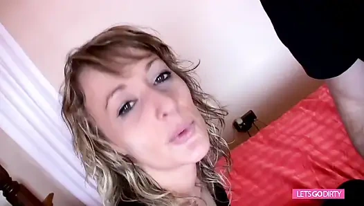 Mengebor pelacur dengan tanda lahir di pantatnya