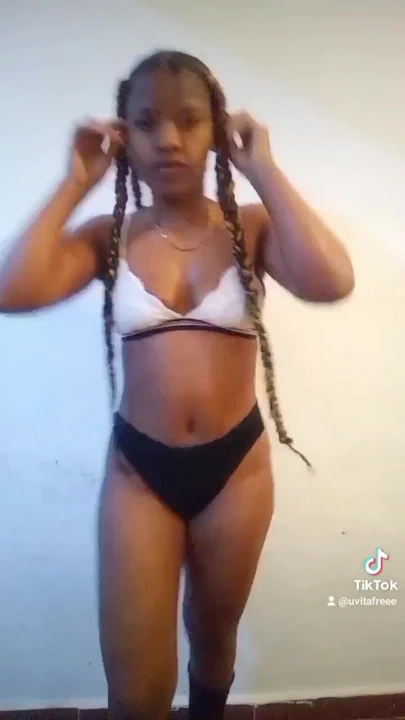 享受你不能错过的性感黑发内容 |剪辑 1