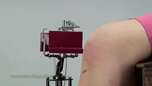Laura spanking mit der maschine - arschpeitschen