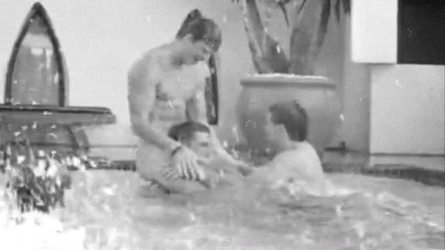 水を楽しむゲイの少年