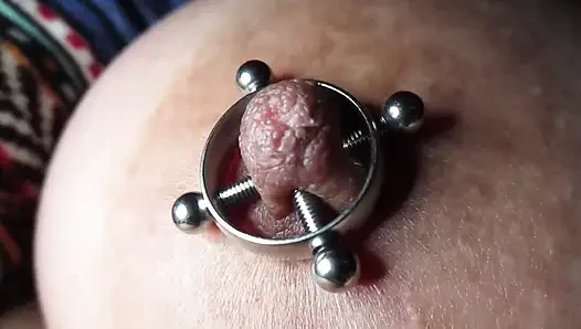 Veevee spielt mit ihren nippelringen