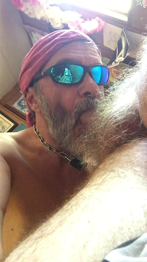 Blow job and swallowing cum from a fantastic hairy bum