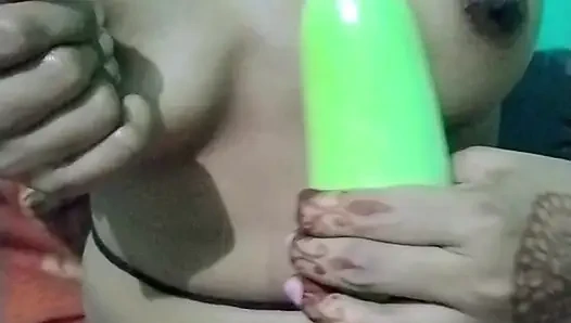 Desi bhabhi ne apni chut me dala bhot badi Loki or khub maze liya or apne boobs bhi khub dbaye