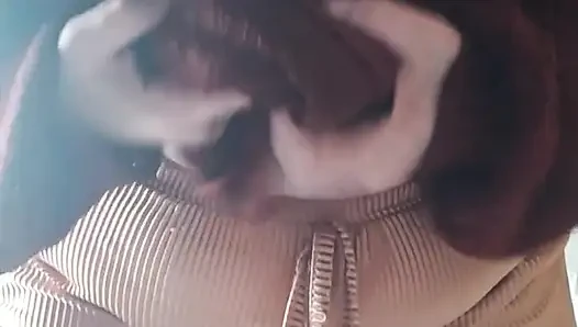 Ibu tiri melepas pakaiannya di depan kamera dan mengirimkannya ke rekan-rekan saya