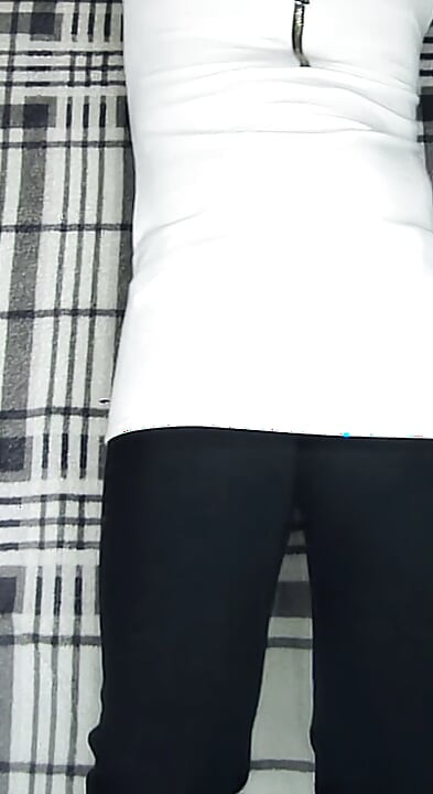 Low-rise pants with large buttons