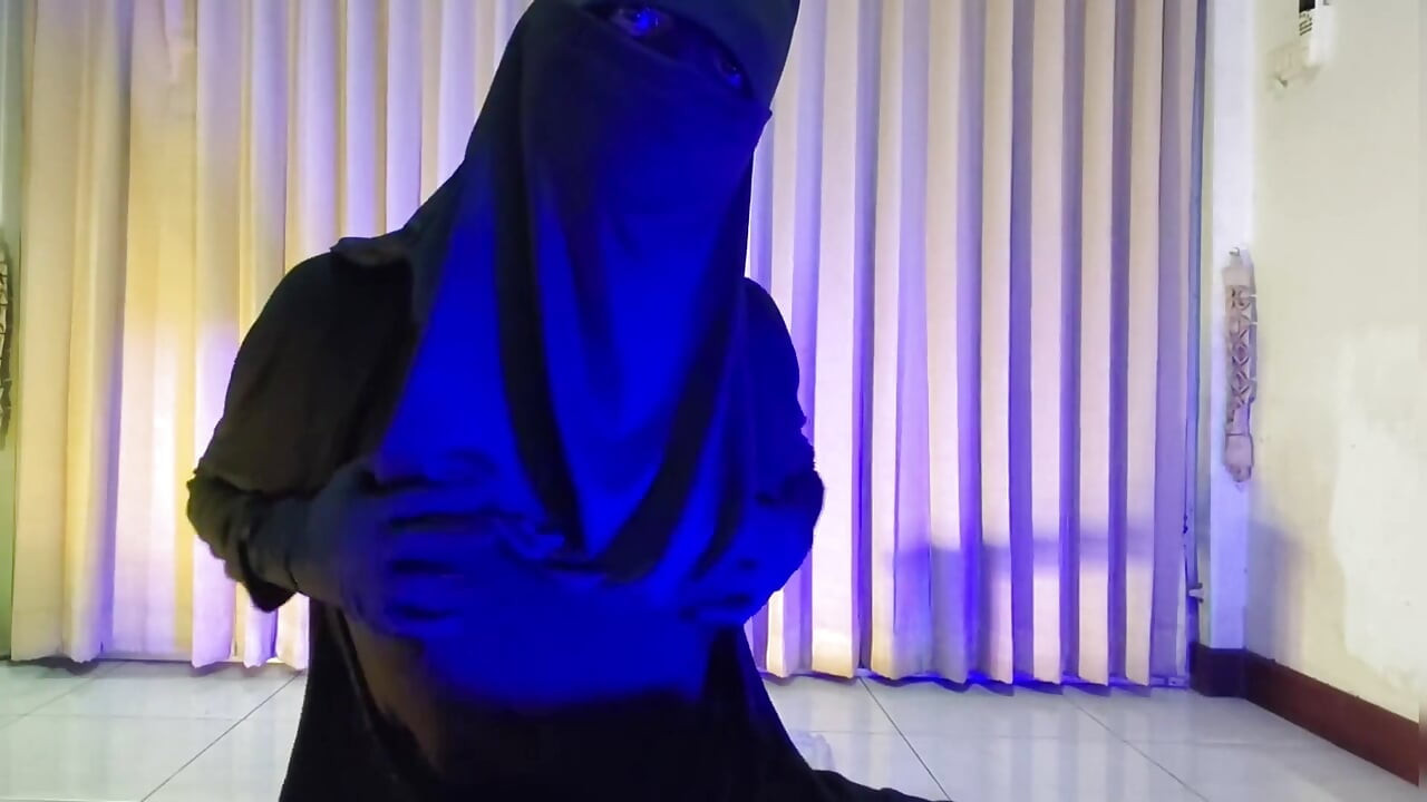 Muslim Hooker Learning to Fuck a Cock