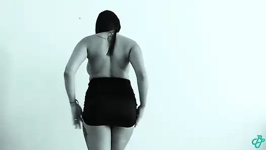 Büyük memeli latin götünü teşhir ediyor