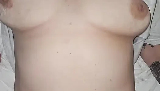 Gece geç saatlerde sikişiyor ve ağzı açık amını döllüyor