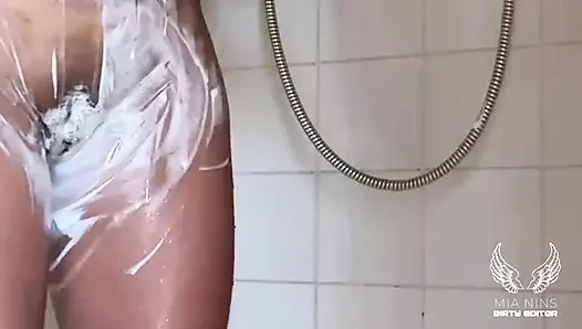 Интимный душ и гладкое бритье киски — мокрая и лысина