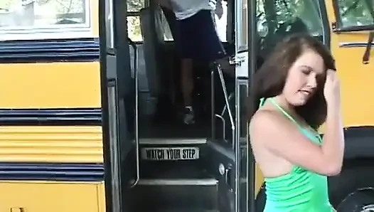 Sevimli hatun açık havada sakso çekiyor ve sonra gözlerini dölle dolduruyor