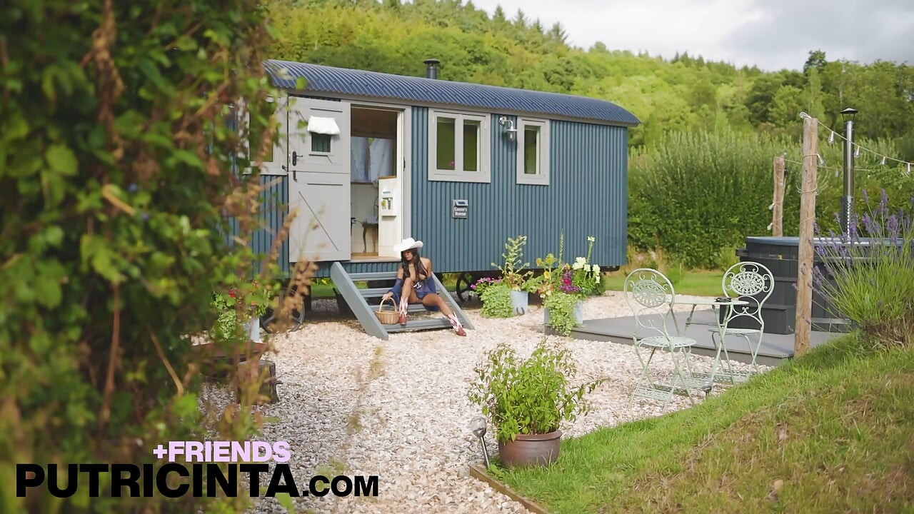 Model Putri Cinta Gets Super Naughty Alone in Shepherd’s hut