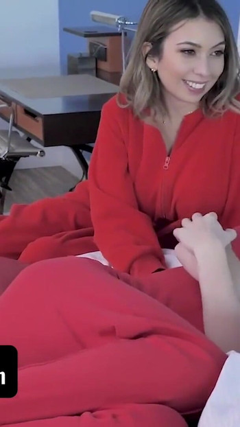来自“familystrokes - 娇小的金发女郎kenna James在圣诞节与她的继母和继父绑定”的史诗时刻