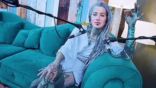 J - Jelousy hakkında konuşuyorum - asmr podcast sfw konuşuyor gotik sıska kız dreadlocks dövmeli model dövmeli kız