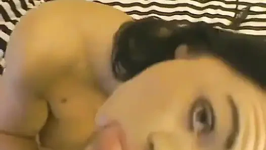 Cherrokee показывает свои навыки сосания хуя