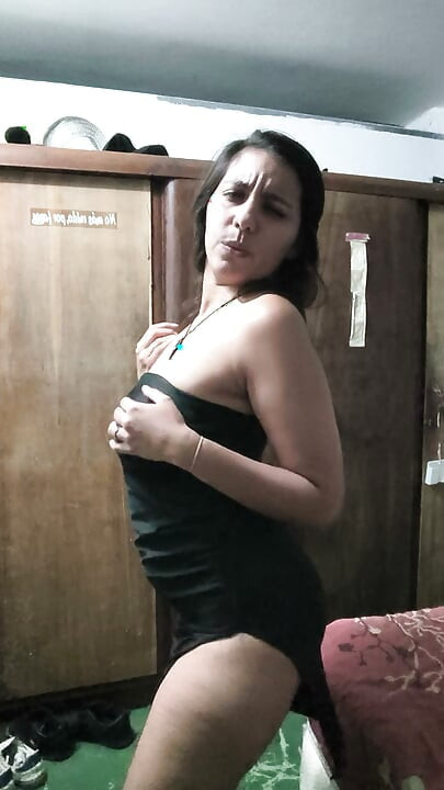 Sexy venezuelansk kvinne strippes helt naken og viser frem sin vakre kropp