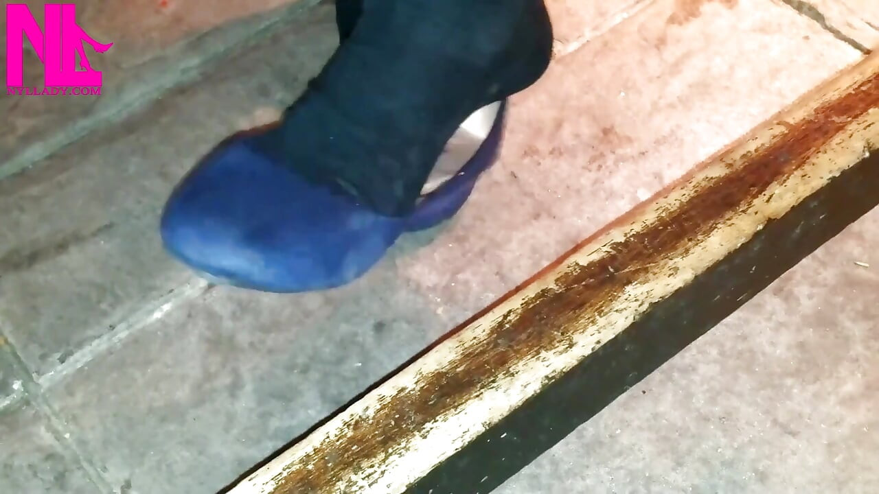 Pendurada em Blue Ballet Flats em um Bar