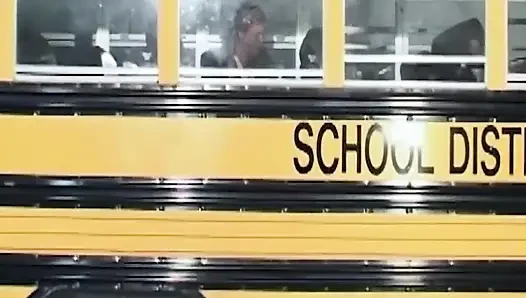 Tante seksi rambut pirang lagi asik nyepong dan ngentot kontol habis-habisan di bus