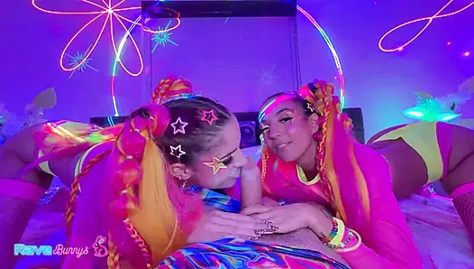 Sasha Tatcha und Madison Steele Shine in Body Paint für einen Neon-dreier