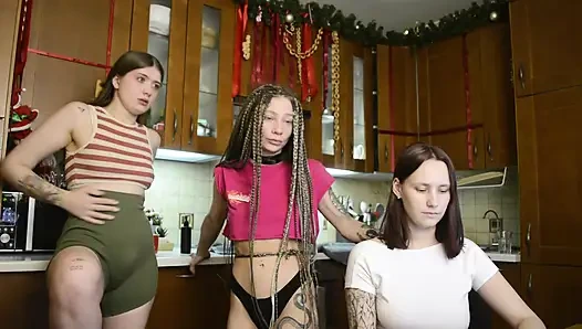 Trio mesum ini ngentot mulut pacar mereka dengan keras dan bersenang-senang