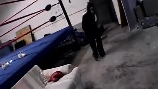 Милфа-блондинка доминирует над ебарем в бурной встрече на ринге