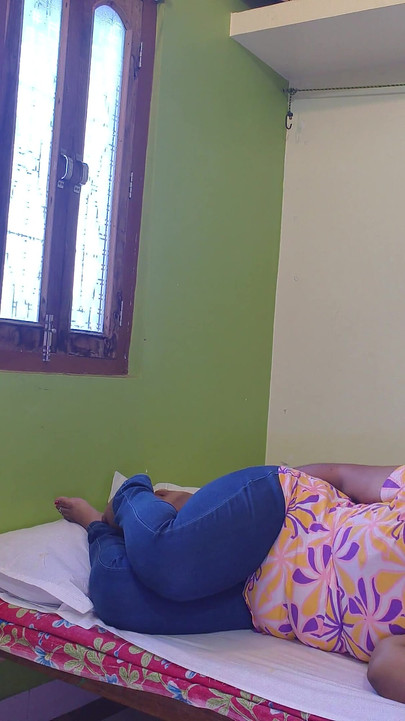 Hintli kız genç Hintli adam tarafından sikiliyor