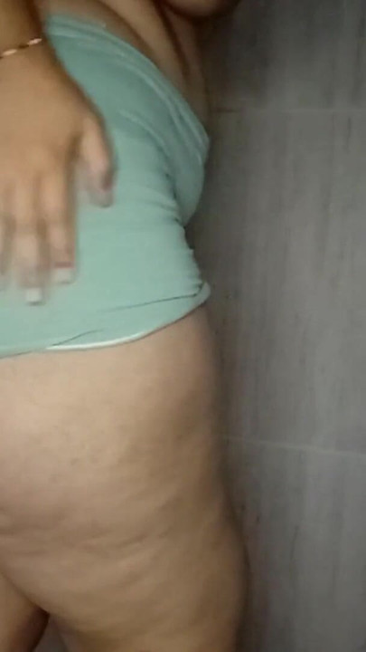 "계부의 방에서 자연의 젖탱이를 가진 매력적인 라티나"의 상징적인 순간