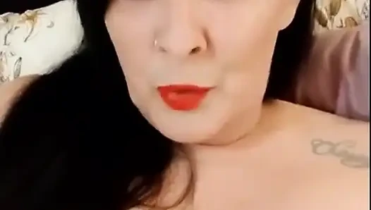 Büyük yakın çekim üstsüz küçük konuşmayı esniyor