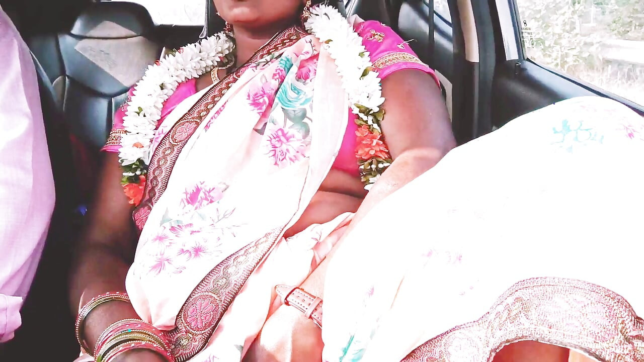 Sex în mașină cu indiancă în sari roz bhabi încearcă să se fută cu un prieten. Telugu Firty vorbește.