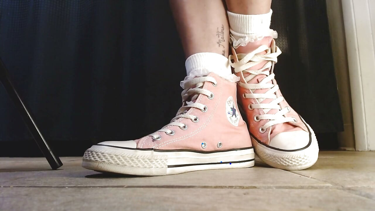 Video teaser bokep cewek kulit putih dengan kaus kaki pink converse lagi menggoda