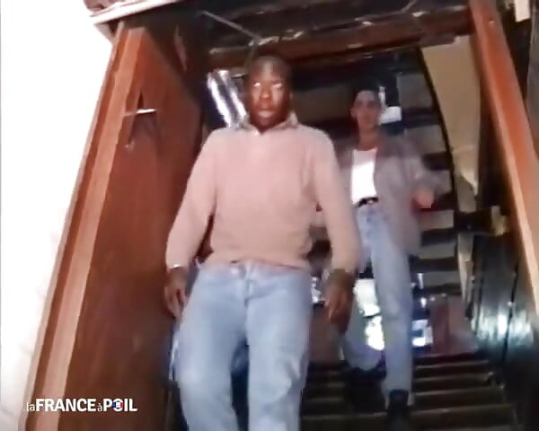 Ein Koch wird von ihren Kundinnen in der Küche geschnitten.