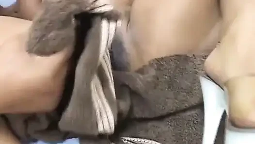 Memek hitam menjilati setelah mencukur memek