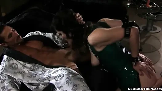 Junge Kayden Kross mit Bobbi Starr gehen anal in dreier