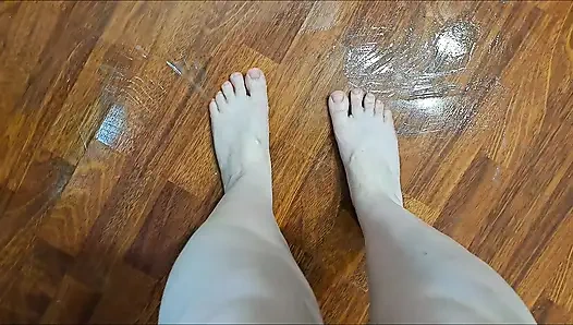 Скачу на стуле на пропитанном мылом полу