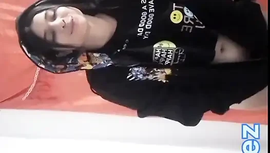Kimse bakmadan bana sütünüzü verin ve sert sikin