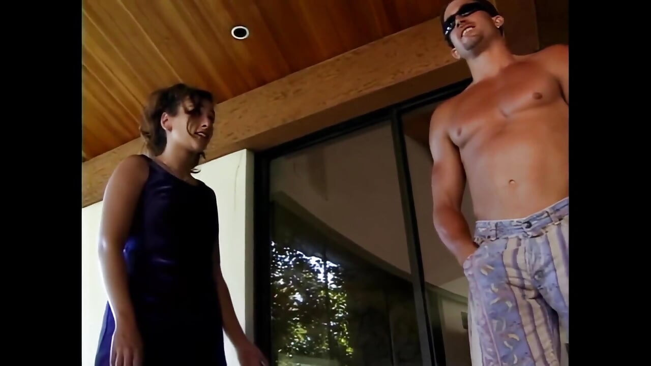 Seorang berambut coklat muda yang terangsang mahu merasakan zakar besar di dalamnya ...