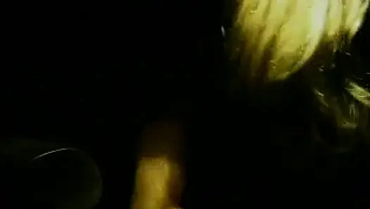 Klassische blondine wird vor einer gesichtsbesamung hart gefickt