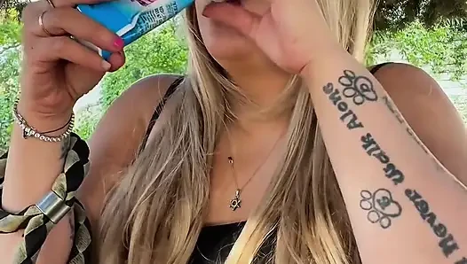 Tante semok brasil lagi asik ritual merokok di luar ruangan sambil pamer paha