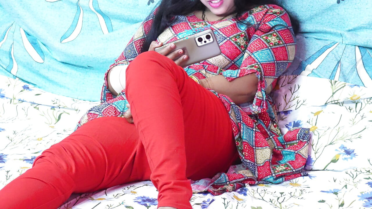 Üvey kız kardeşimi görüntülü görüşmede erkek arkadaşına vücudunu gösterirken gördüm