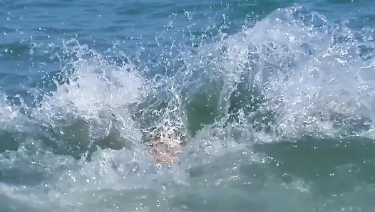 Когда блондинка на пляже, она действительно возбуждается и ищет что-то, чтобы трахнуться