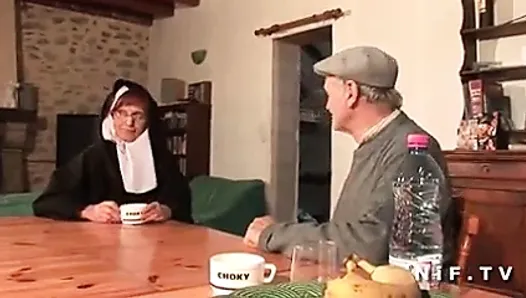 一个法国修女在三路中被鸡奸