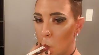Курящая фембой