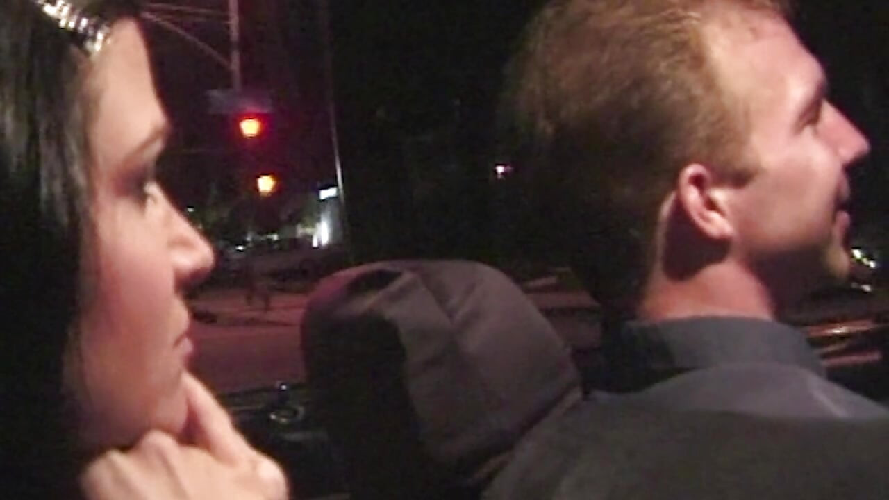 Versaute Taxifahrt mit heißer Brünetter