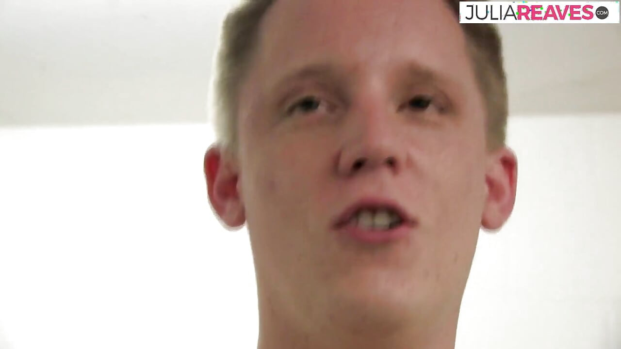 Chica flaca amordaza en una gran polla se la follan a una corrida por el culo