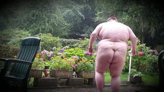 Superchubby Soc - draußen im Regen duschen