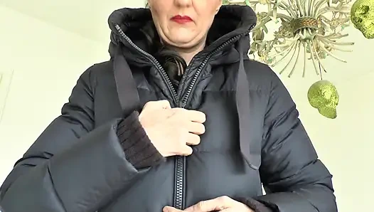 Reißverschlusstest an einem dunkelblauen Mantel, lady victoria Valente